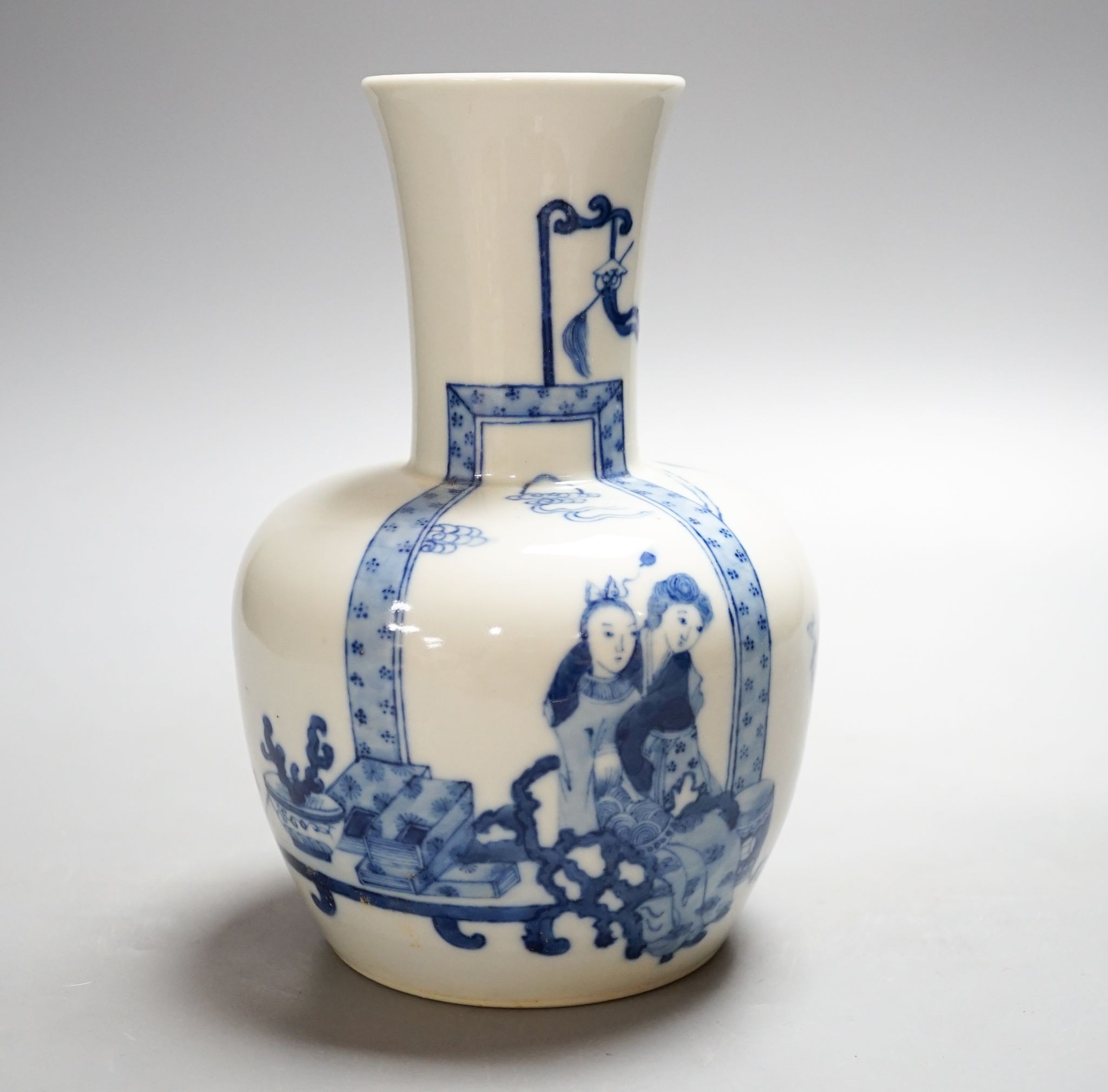 A 19th century Chinese blue and white vase, 20cm